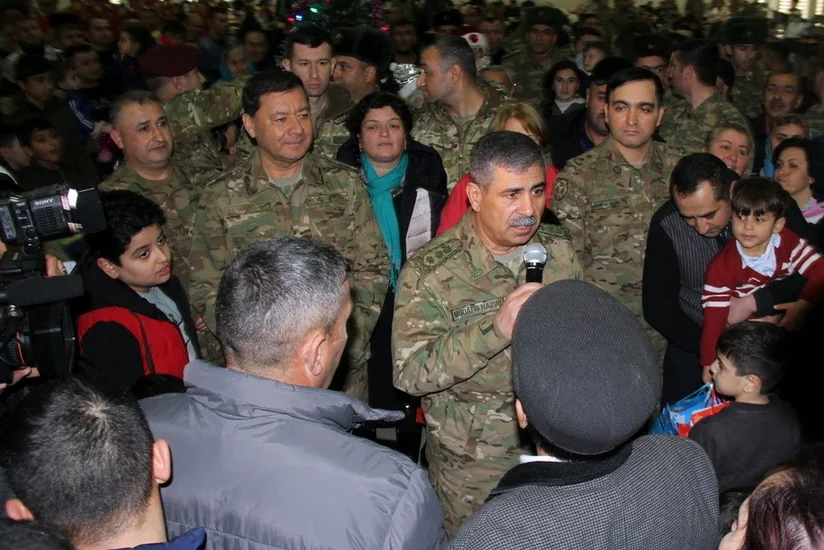 Zakir Həsənov əsgər valideynlərinin suallarını cavablandırıb, problemlərin həlli üçün tapşırıqlar verib - VİDEO