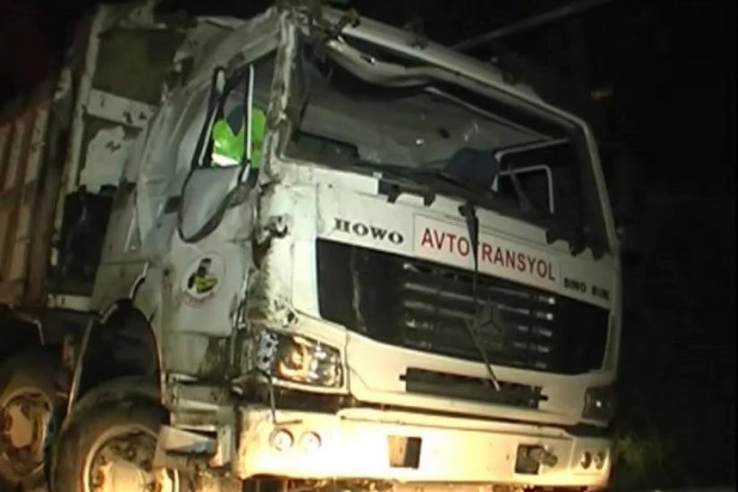 Xaçmazda yük maşını ağaca çırpılıb: sürücü xəsarət alıb