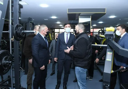 Fərid Qayıbov bazanın açılışında iştirak edib, şəhidin atasına plaket verib