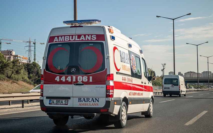 Türkiyədə mikroavtobus qəzaya uğradı, ölən və yaralananlar var