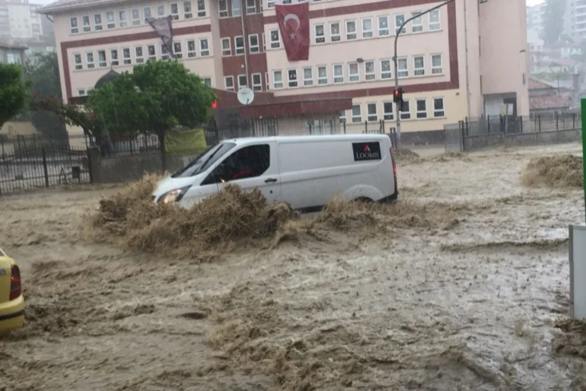Ankarada sel: 6 nəfər xəsarət alıb - VİDEO