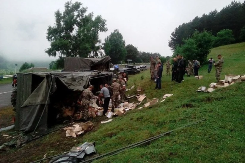 Ermənistanda hərbçilərin yük avtomobili aşıb, iki hərbçi yaralanıb