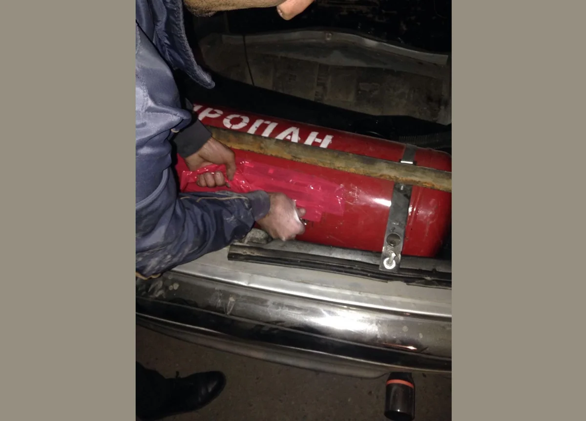 Qaz balonundan külli miqdarda siqaret aşkar edilib