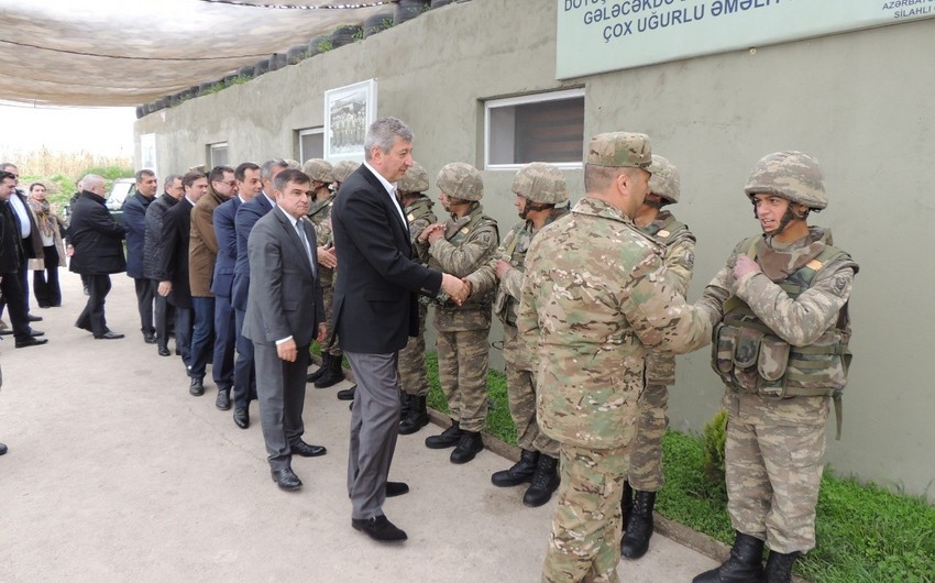 Elmar Məmmədyarov iki müavinini və  xüsusi tapşırıqlar üzrə səfirləri cəbhə bölgəsinə göndərib