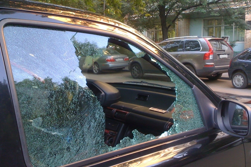 Bakıda sərxoş kişi dönərxananın və avtomobilin şüşələrini sındırıb