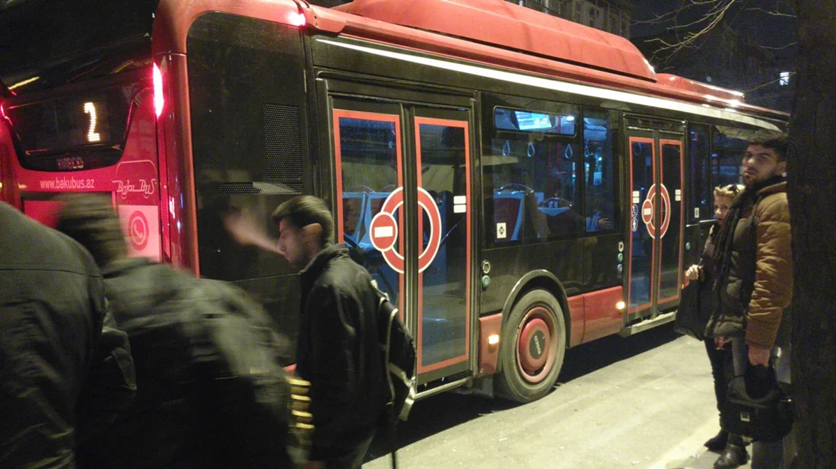 “Baku Bus” avtobusu qəza törədib - FOTO