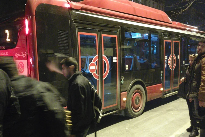 “Baku Bus” avtobusu qəza törədib - FOTO