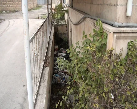 Kürdəmirdə yaşayış binasına qrunt suları dolub, antisanitar vəziyyət yaranıb