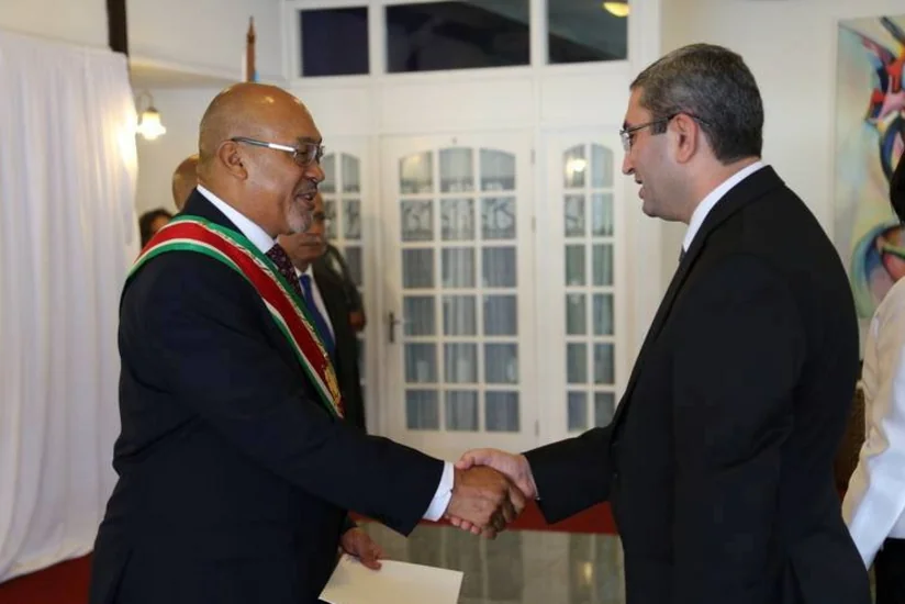 Azərbaycan səfiri etimadnaməsini Surinam prezidentinə təqdim edib