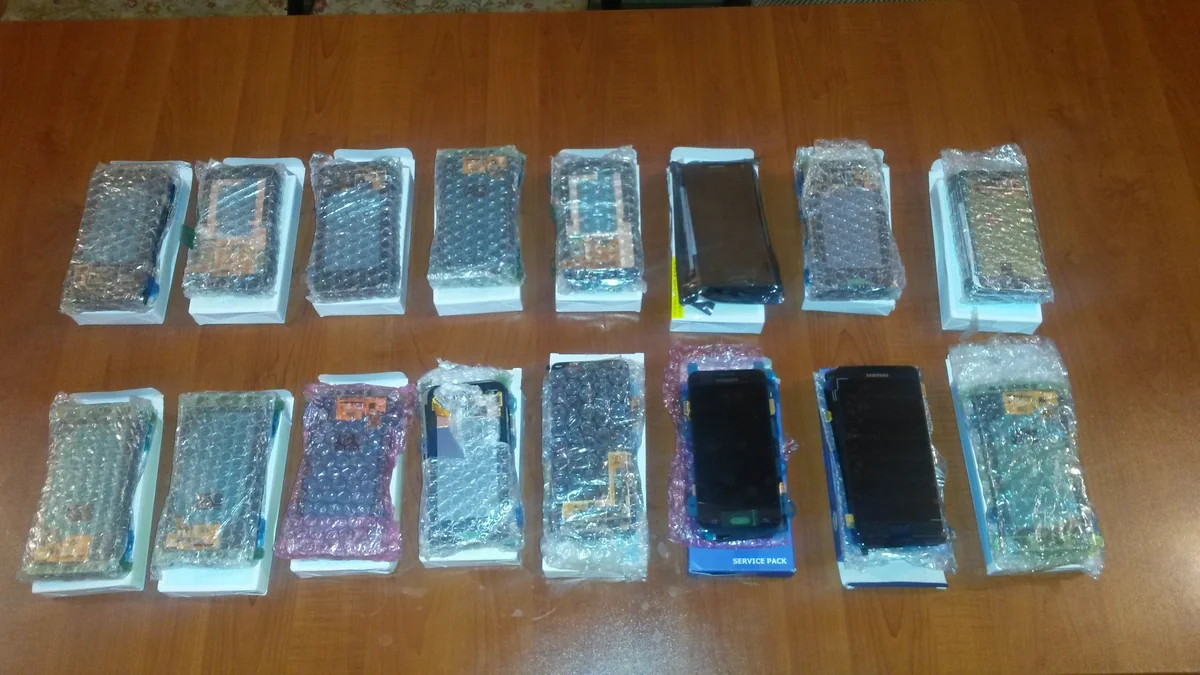 Azərbaycan gömrükçüləri mobil telefonlara məxsus 154 ekran müsadirə ediblər