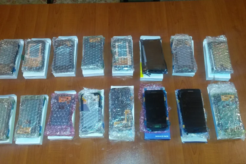 Azərbaycan gömrükçüləri mobil telefonlara məxsus 154 ekran müsadirə ediblər