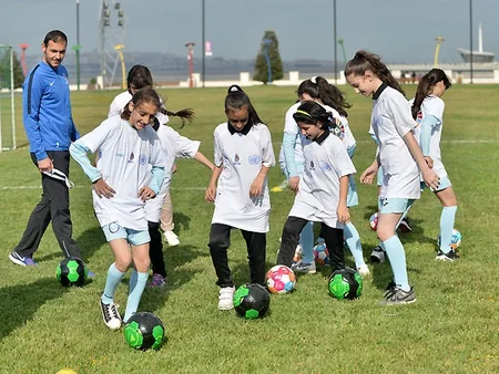 Azərbaycan millisinin futbolçuları uşaqlara master-klass keçiblər