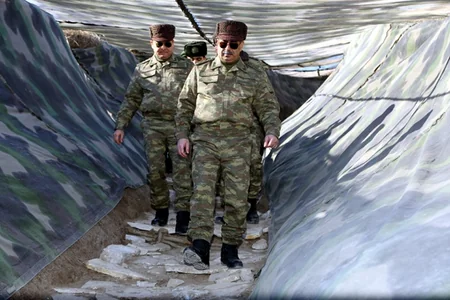Müdafiə naziri cəbhənin ön xəttində yerləşən bölmələrdə olub