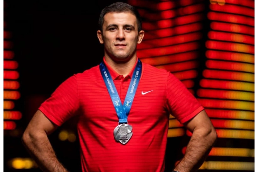Azərbaycan güləşçisi qızıl medalını Ordu üçün hərraca çıxarır