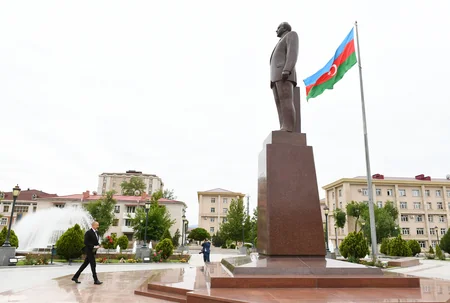 İlham Əliyev Naxçıvanda ulu öndər Heydər Əliyevin abidəsini ziyarət edib