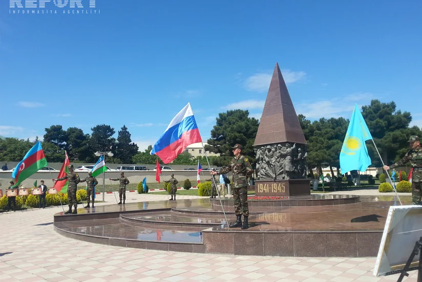 MDB ölkələrinin səfirləri Bakıda hərbi şərəf Memorialına gül çələngi qoyub