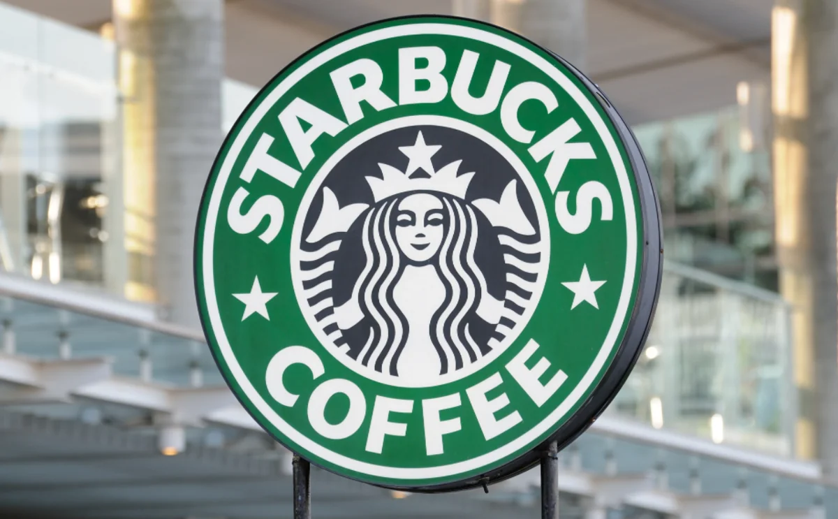 Starbucks приостановит бизнес в России
