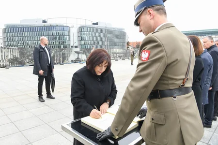 Sahibə Qafarova Varşavada “Naməlum əsgər” abidəsini ziyarət edib