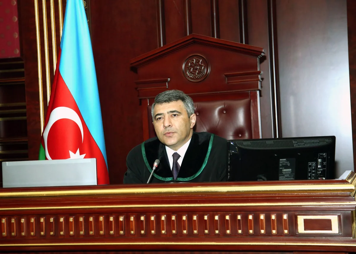 İnam Kərimov hakim kimi and içib