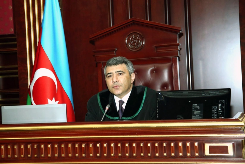 İnam Kərimov hakim kimi and içib