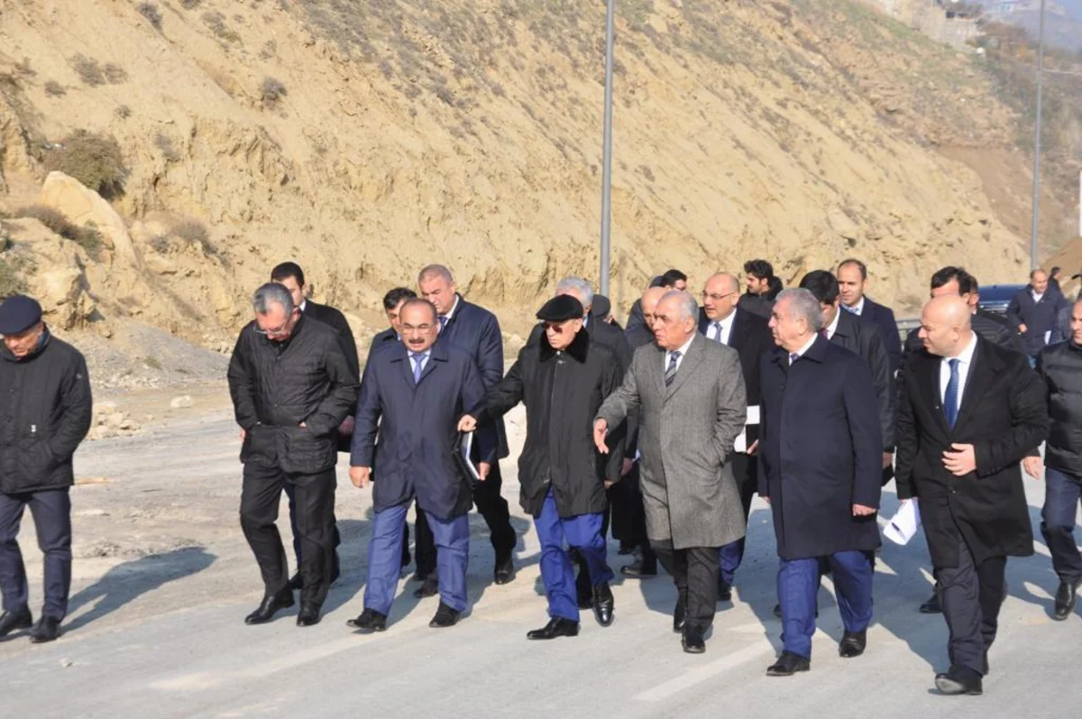 Baş Nazir və digər rəhbər şəxslər “Bibiheybət”də torpaq sürüşməsi olan əraziyə baxış keçiriblər