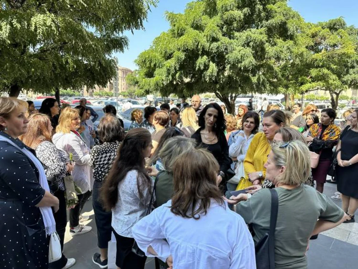 Ermənistanda müəllimlər etiraz aksiyası keçirir