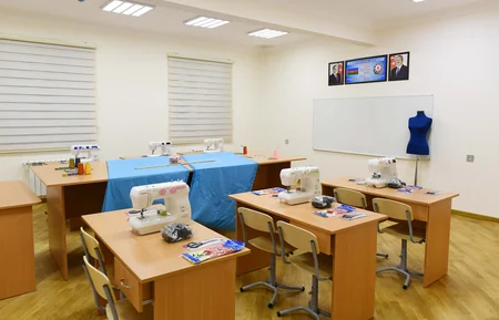 Prezident Bakıda yeni tikilən iki məktəbdə yaradılan şəraitlə tanış olub