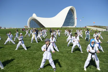 Heydər Əliyev Mərkəzinin parkında Uşaq festivalı keçirilib