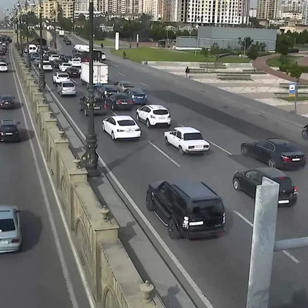 Bakının bir sıra yollarında tıxac yaranıb - SİYAHI