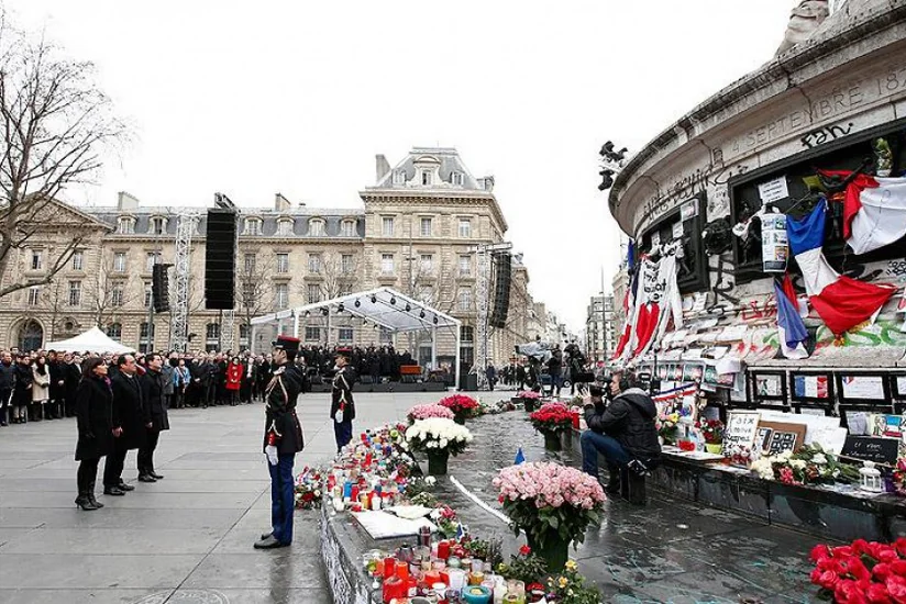 Parisdəki terror hücumlarında həyatını itirənlərin xatirəsi anılıb