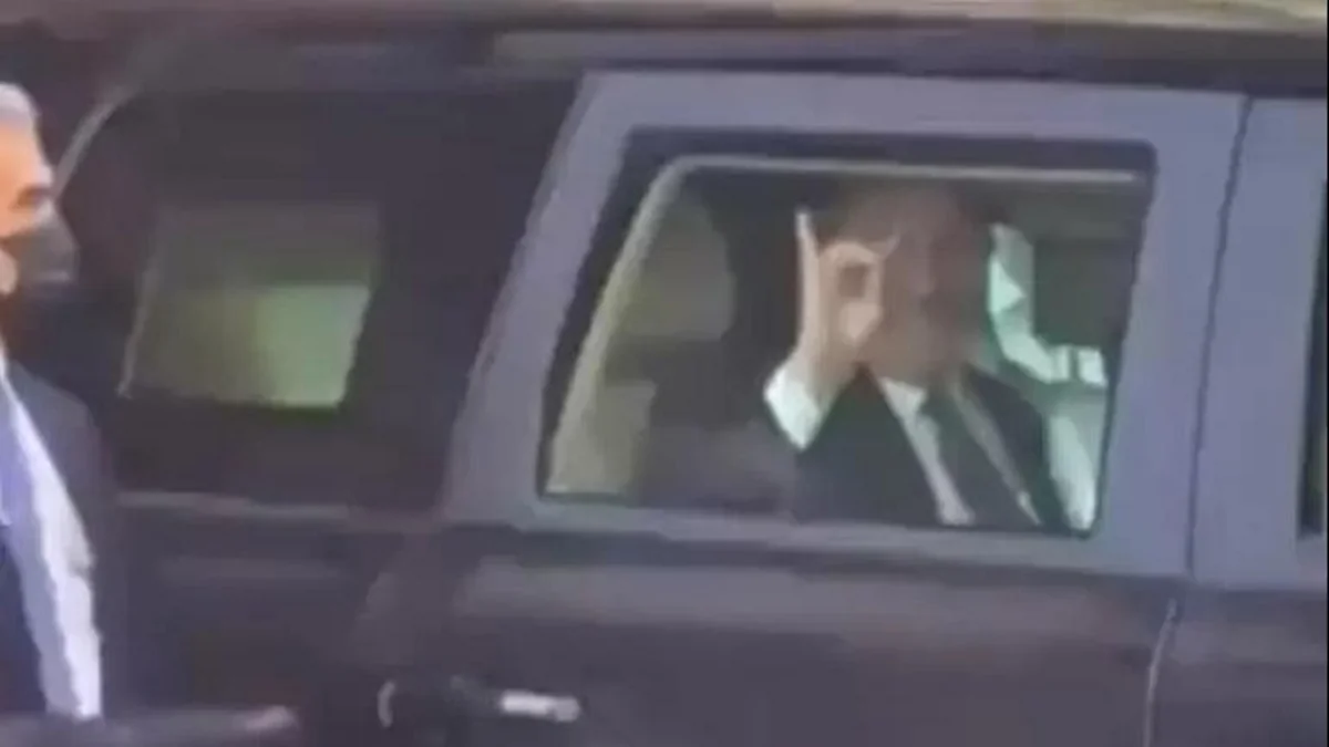 Çavuşoğlu etiraz edən ermənilərə “Bozqurd” işarəsi ilə cavab verib