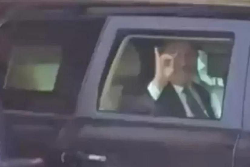 Çavuşoğlu etiraz edən ermənilərə “Bozqurd” işarəsi ilə cavab verib