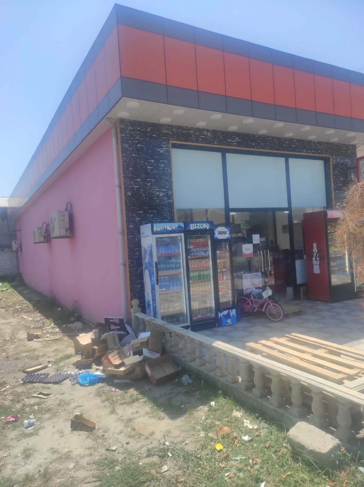 Ağdaşda tullantıları urnalardan kənara atan şəxslər barəsində protokol tərtib olunub