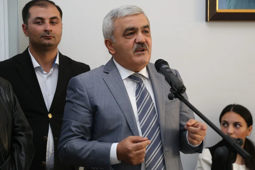 ​Deputatlığa namizəd Rövnəq Abdullayev Bakının Keşlə qəsəbəsində seçicilərlə görüşüb