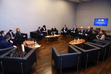 Kamran Əliyev gürcüstanlı həmkarını Bakıda noyabrda keçiriləcək beynəlxalq tədbirə dəvət edib