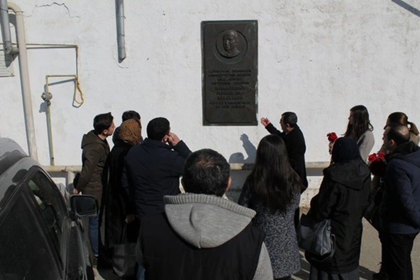 Rəsulzadənin barelyefini oğurlayan şəxslər tutulub - YENİLƏNİB