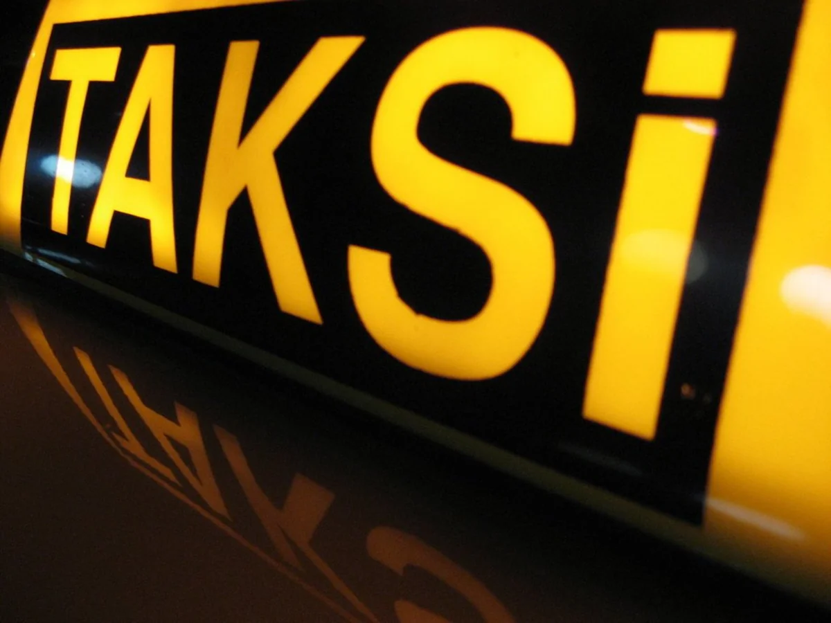 Taksilərin müəyyən edilmiş duracaq yerlərindən kənar yerlərdə durması qadağan edilib