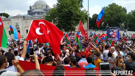 В Стамбуле прошла акция в поддержку Азербайджана 