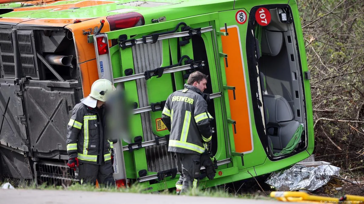 Bavariyada iki avtobus toqquşub, 50-yə yaxın insan xəsarət alıb