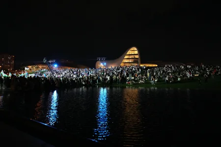 Heydər Əliyev Mərkəzinin parkında Milli Qurtuluş Gününə həsr olunan konsert keçirilib