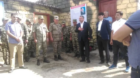 ​Deputatlar və jurnalistlər cəbhə bölgəsində hərbçilərlə görüşüb