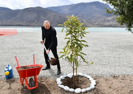 President Ilham Aliyev lays foundation stone for tourism complex in Sugovushan