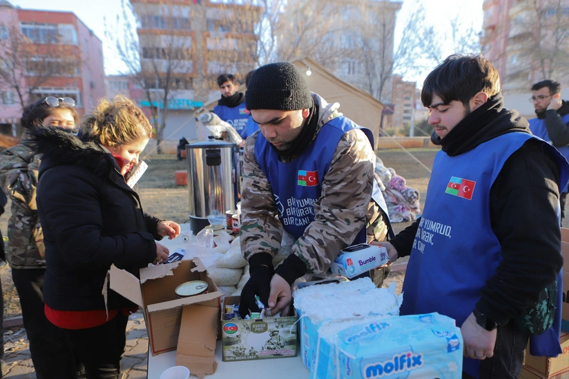 Azərbaycan könüllüləri ötən həftə Türkiyədə minlərlə zərərçəkənə xidmət edib