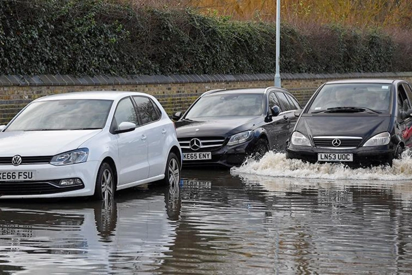 Britaniyada qasırğa 20 mindən çox insanı işıqsız qoyub