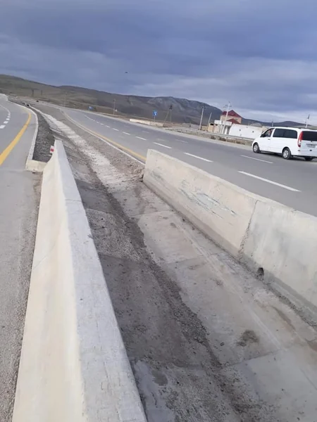 Bakı-Yevlax yolunda qəzaya düşən avtomobil yol ayrıcına daxil olub