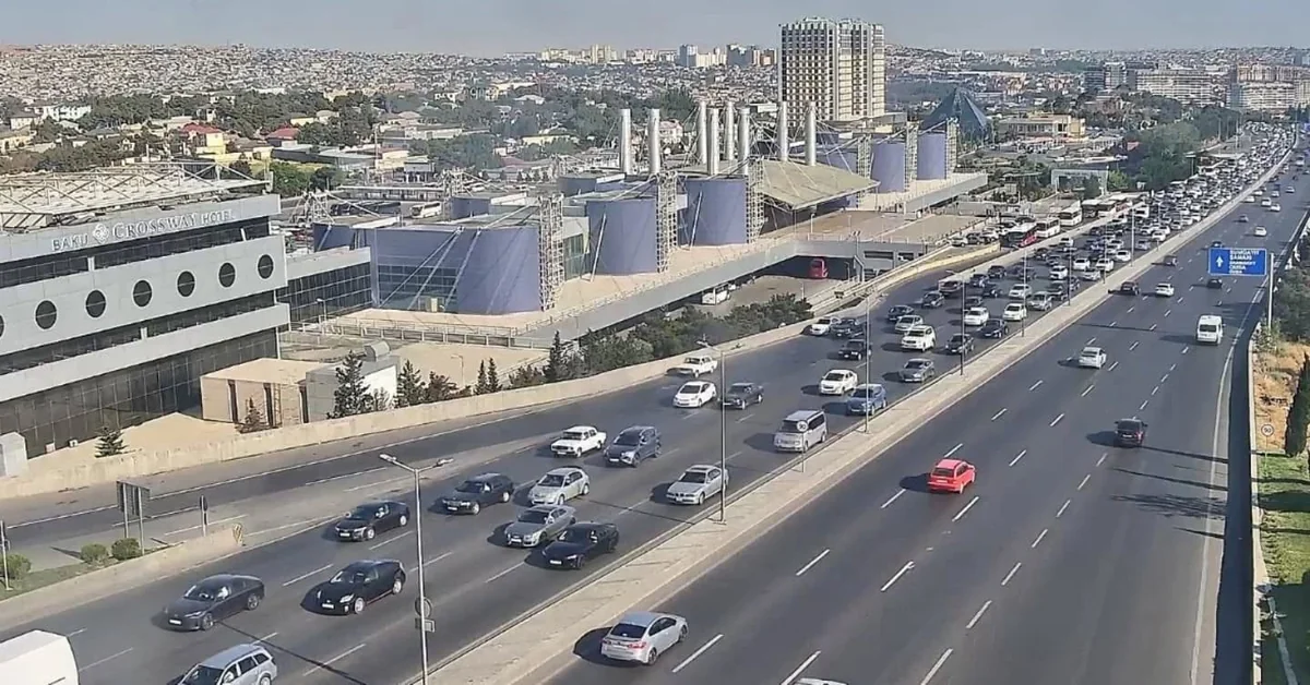 Bakının bir sıra yollarında nəqliyyatın sıxlığı yaranıb