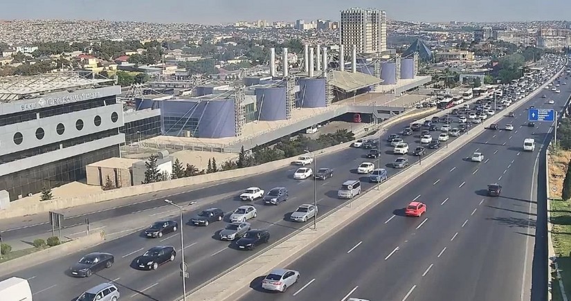 На ряде улиц и проспектов Баку затруднено движение транспорта