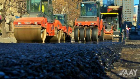 Bakının Bəsti Bağırova küçəsində asfaltlanma işləri aparılır