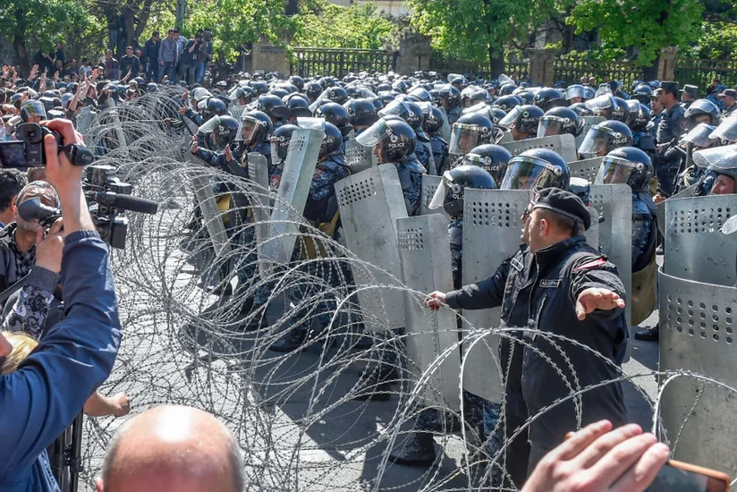Yardımlar, viza, birgə hərbi təlim şirinliyi - Ermənistan vətəndaş savaşı astanasında - ŞƏRH