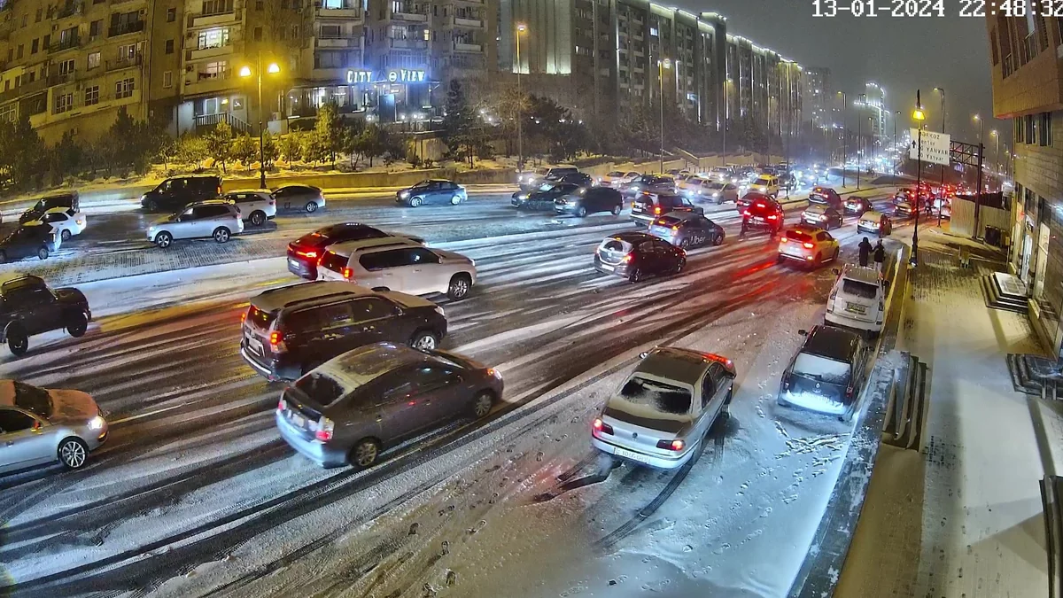 Bakıda qar yollarda tıxaca səbəb olub